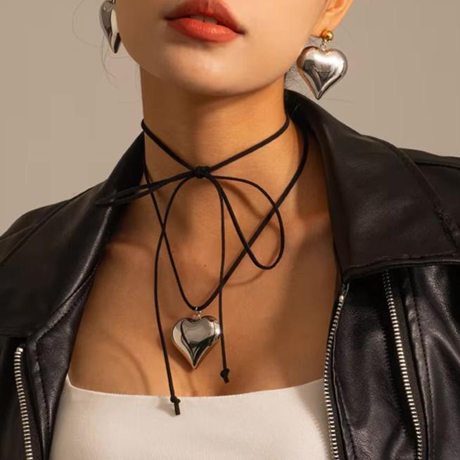 Heart-Shaped Pendant Necklace in Gold