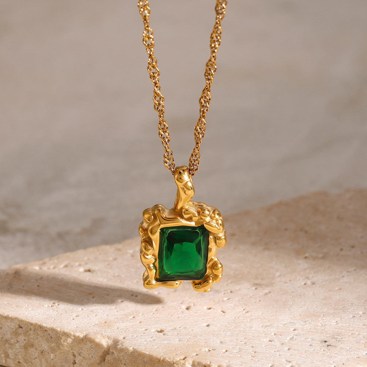 Emerald Gemstone Necklace for Elegant Style