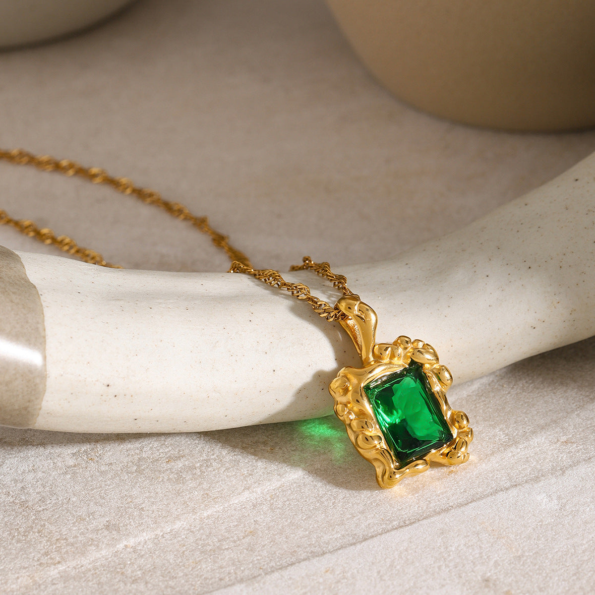 Emerald Gemstone Necklace for Elegant Style