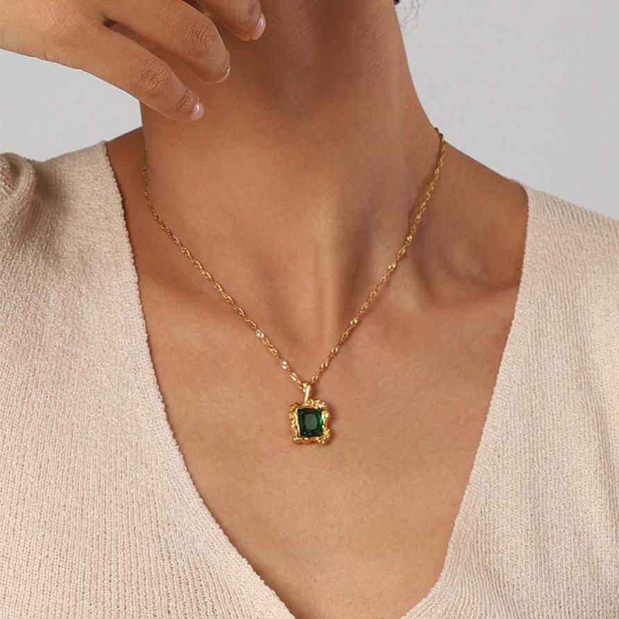 Emerald Gemstone Necklace for Elegant Style